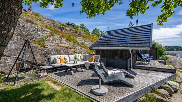 God plass til å innrede med hyggelig utemøblement. (Platting ved sjøbod er ikke omsøkt)