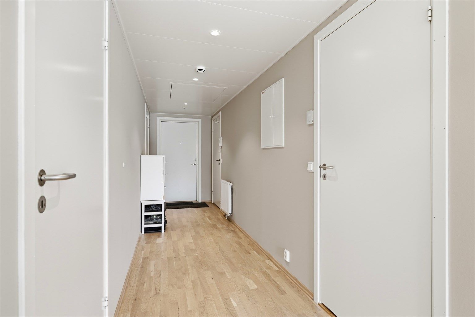 Entré/gang med god plass og tekniske innstallasjoner. Led downlights montert i himling for behagelig belysning.