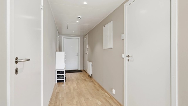 Entré/gang med god plass og tekniske innstallasjoner. Led downlights montert i himling for behagelig belysning.
