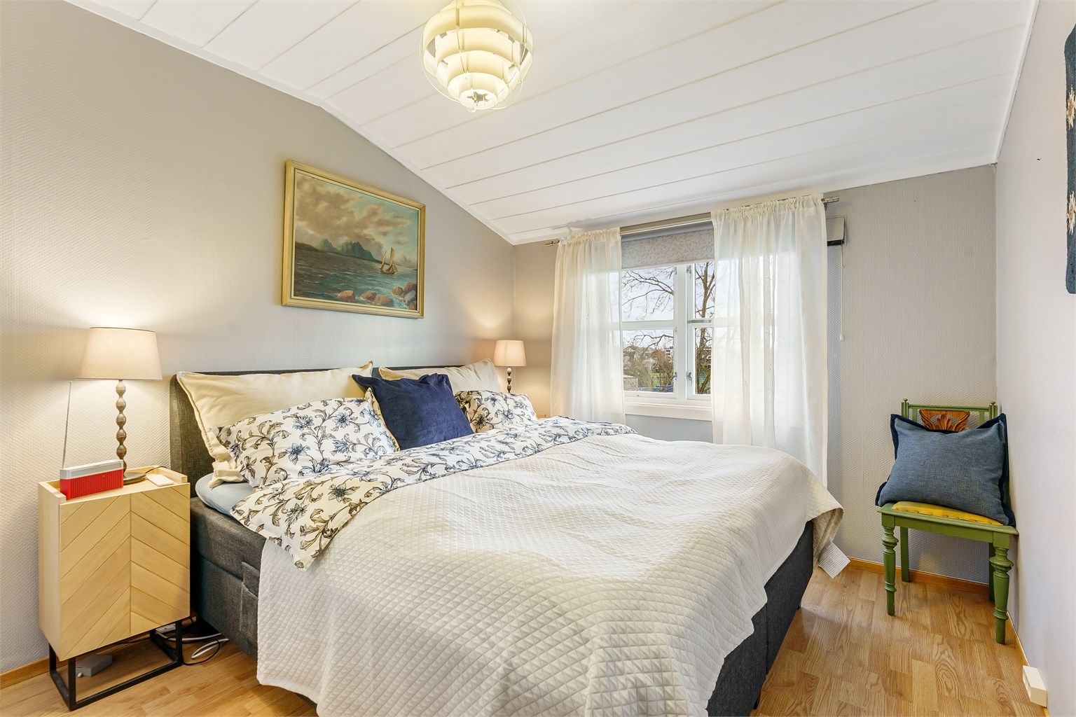 Hovedsoverommet har god plass til dobbeltseng og tilhørende møblement.