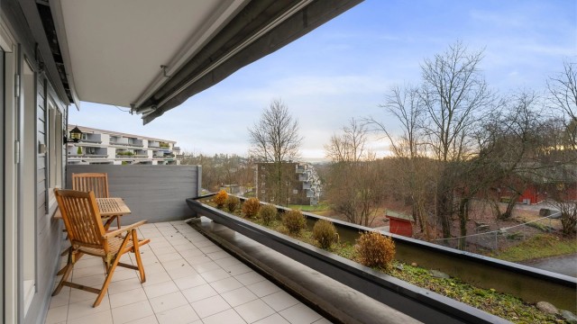 Velkommen til Edelgranveien 72 - attraktivt beliggende 3(4)-roms endeleilighet med flott utsikt og gode solforhold. Oppussingsobjekt med stort potensiale. Foto: Zovenfra AS