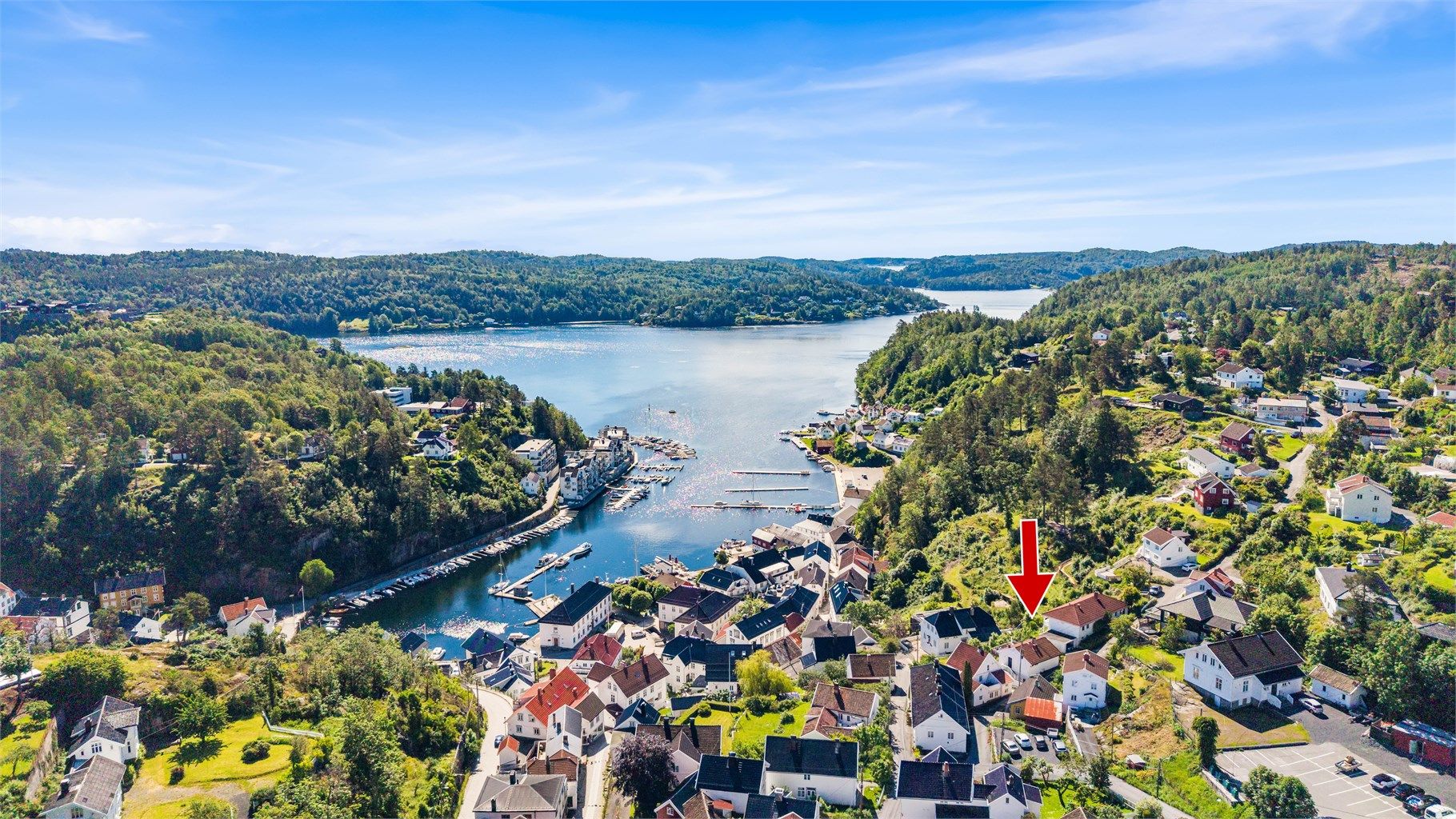 Oversikt over Tvedestrand og fjorden rundt.