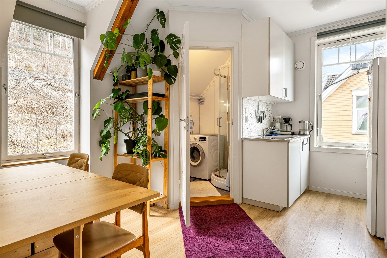 Den lille leiligheten i 2. etasje består av stue/kjøkken, bad og soverom. Leiligheten er opprinnelig byggemeldt uten soverom, og dagens soverom tilhører egentlig den store leiligheten. Kjøper overtar alt ansvar, kostnad og risiko forbundet med dette.