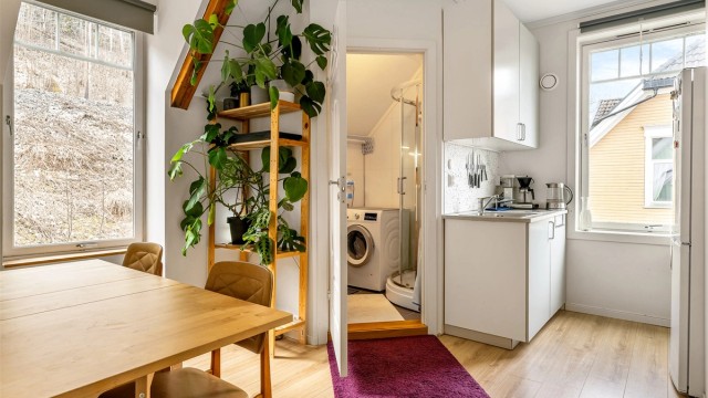 Den lille leiligheten i 2. etasje består av stue/kjøkken, bad og soverom. Leiligheten er opprinnelig byggemeldt uten soverom, og dagens soverom tilhører egentlig den store leiligheten. Kjøper overtar alt ansvar, kostnad og risiko forbundet med dette.