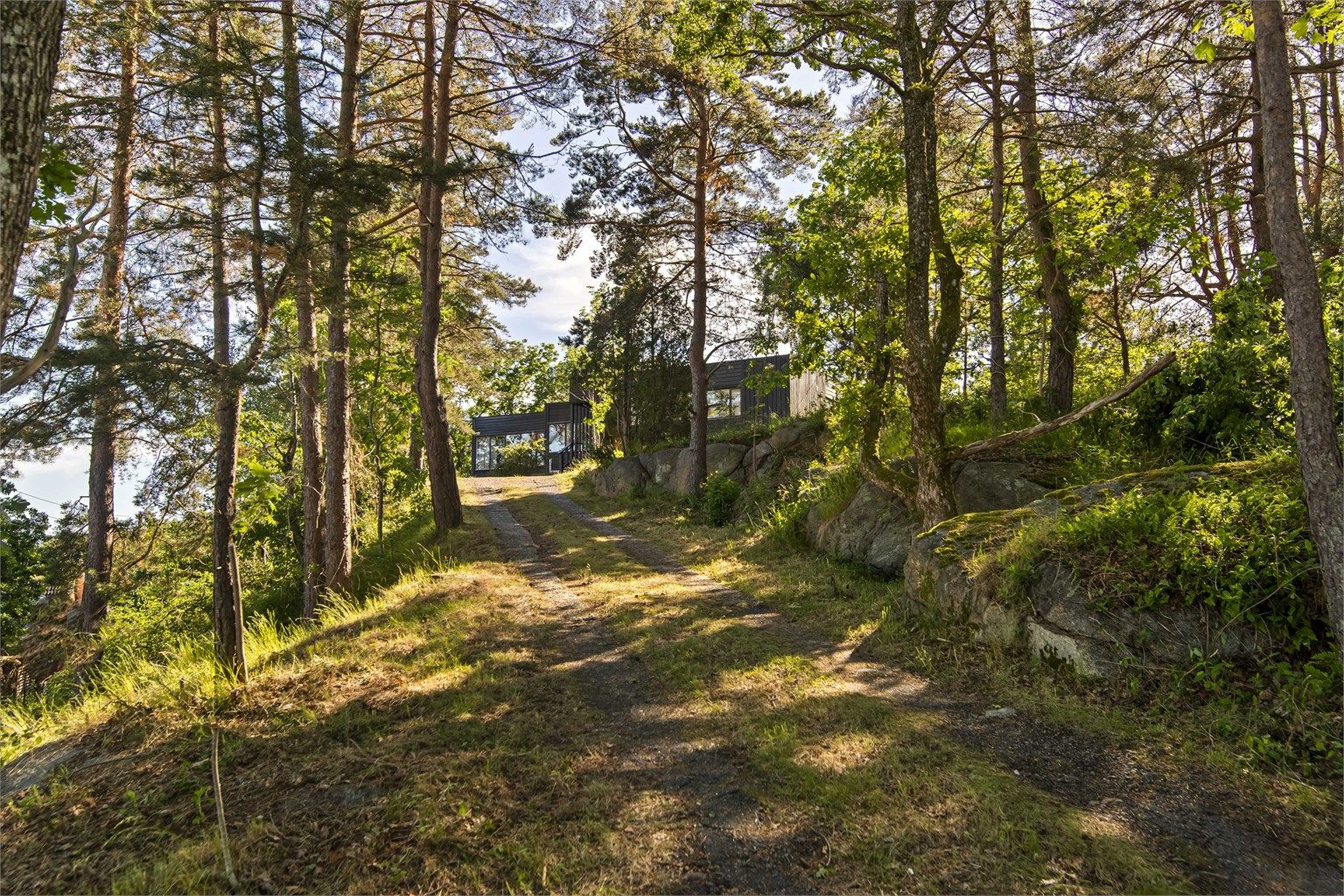 Det er særdeles sjeldent det selges slike eiendommer i dette området, spesielt med denne tomtestørrelsen. 