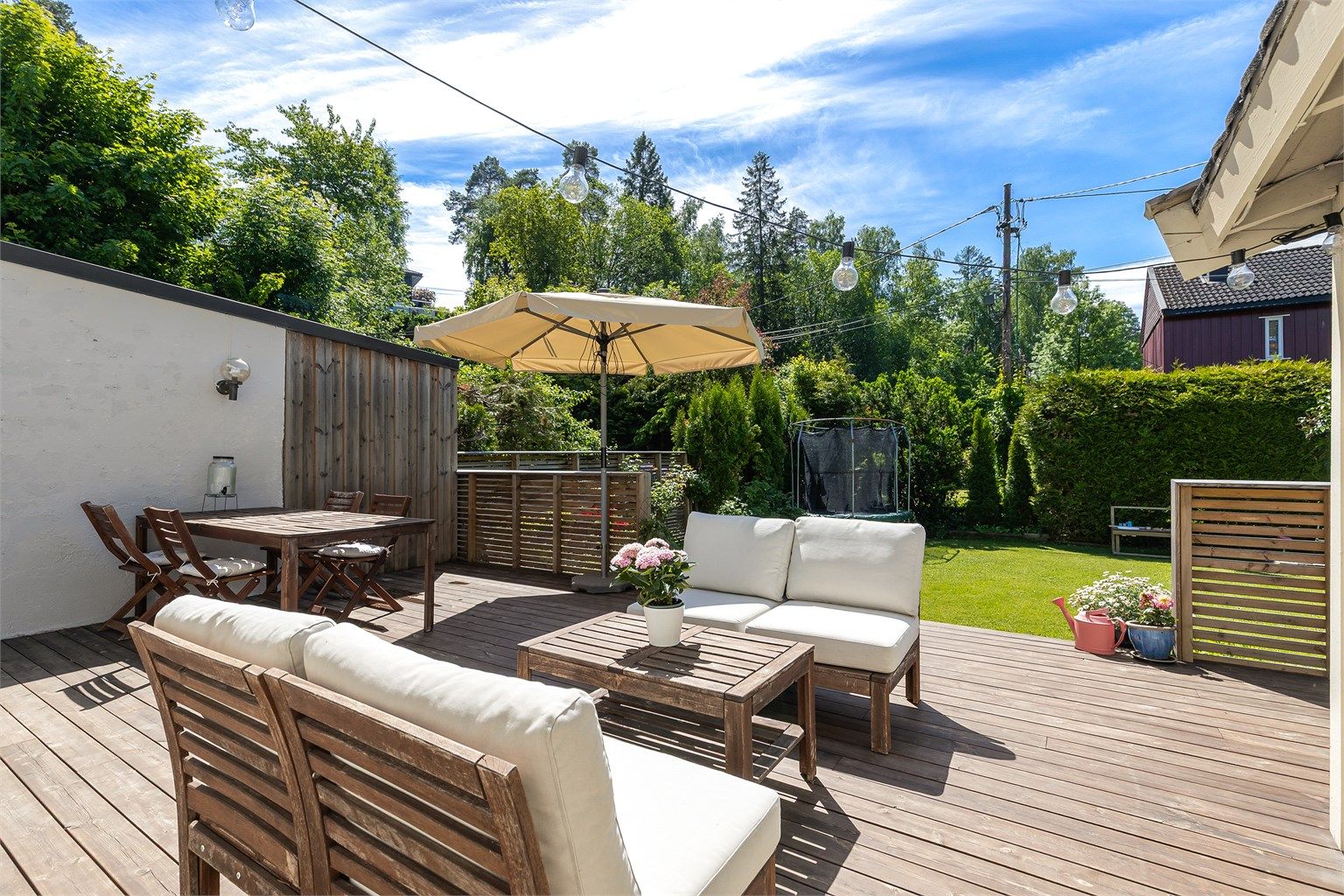 Terrassen har god plass til utemøbler og grill og har direkte tilgang til hagen.