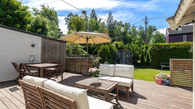 Terrassen har god plass til utemøbler og grill og har direkte tilgang til hagen.