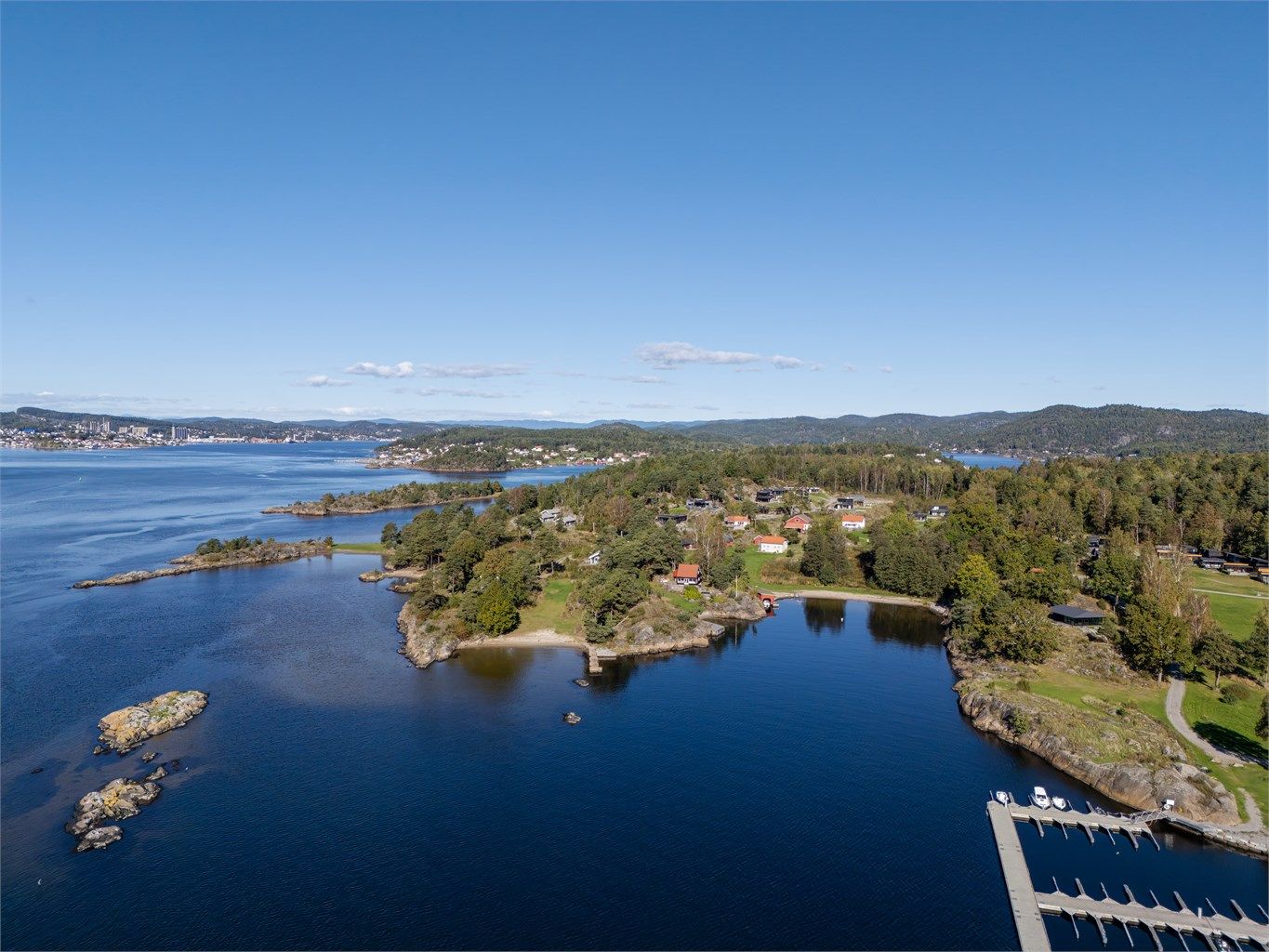 Oversikt over Bjørkøya og innseilingen mot Brevik.