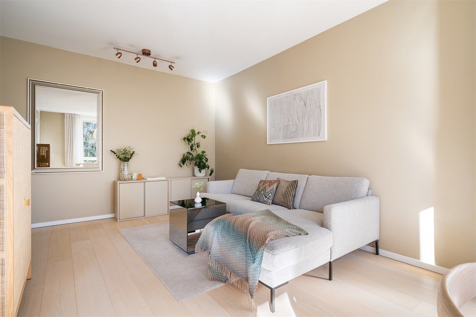 Stuen har god plass til både spisebord og sofa/tv-møbler.