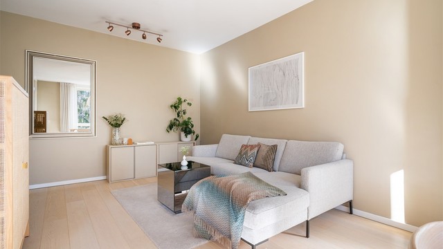 Stuen har god plass til både spisebord og sofa/tv-møbler.