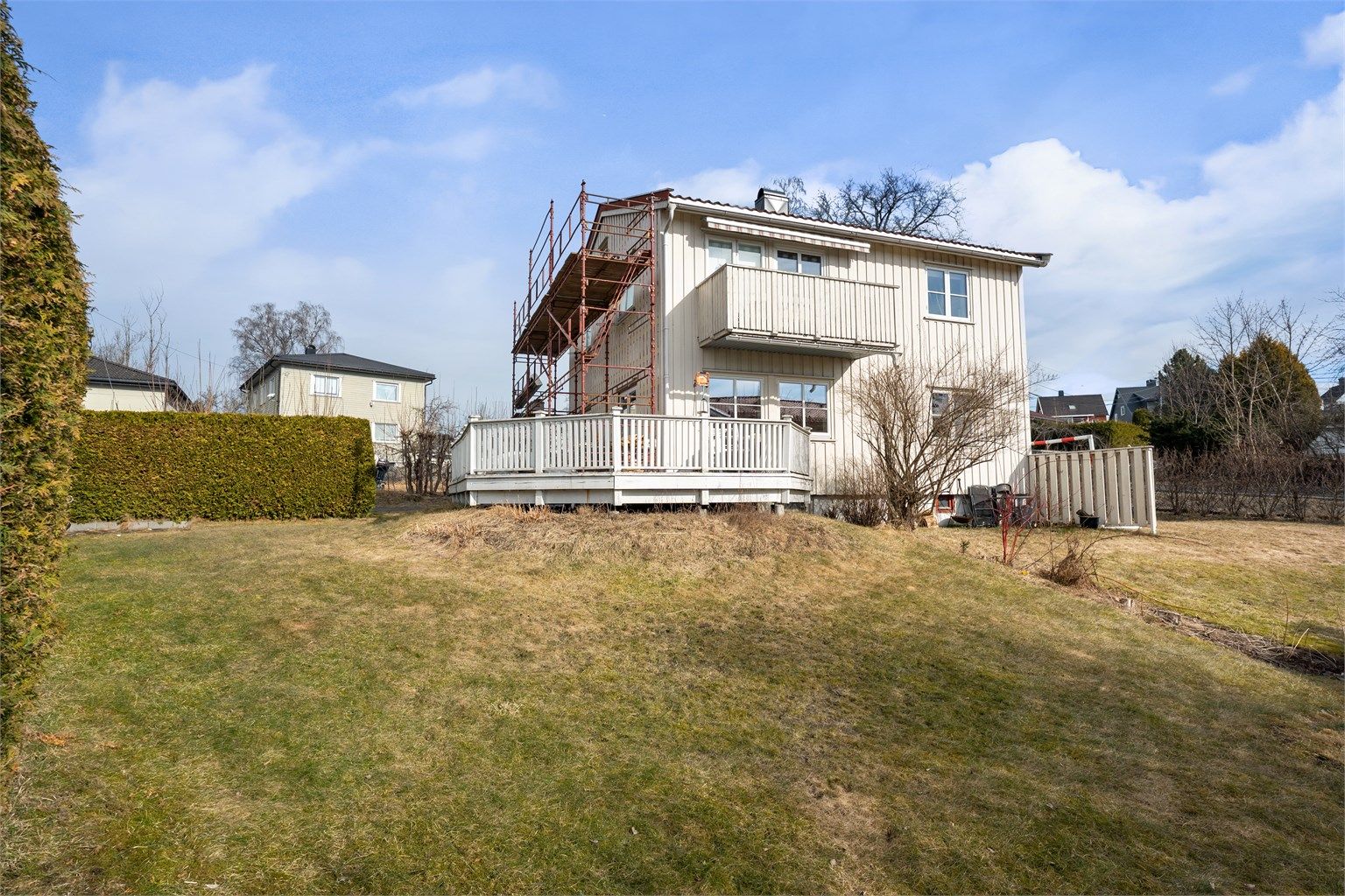 Velkommen til Kirkeveien 88 - Isolasjon og kledning mot vest er under utskiftning og vil bli ferdigstilt i april 2025