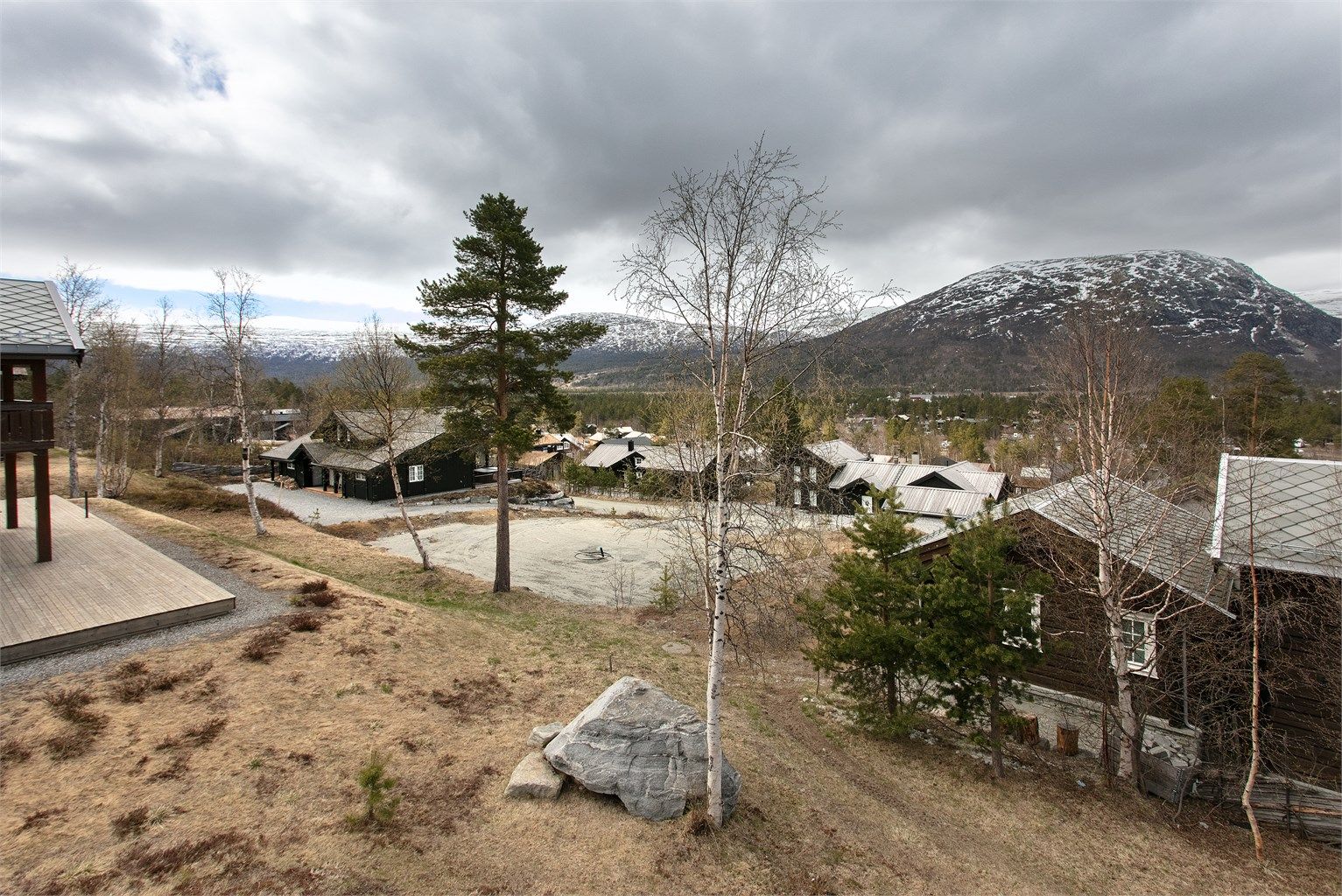 Utsikt fra eiendommen mot det etablerte og rolige hyttefeltet.