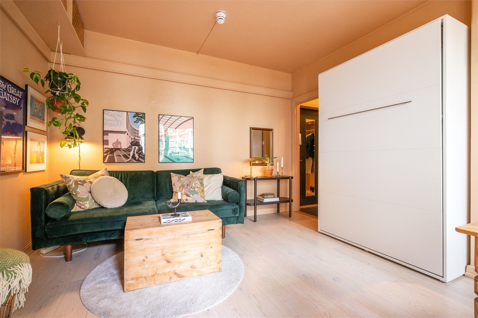 Det er rikelig med lysinnslipp fra store vindusflater, som skaper en luftig og åpen romfølelse. 