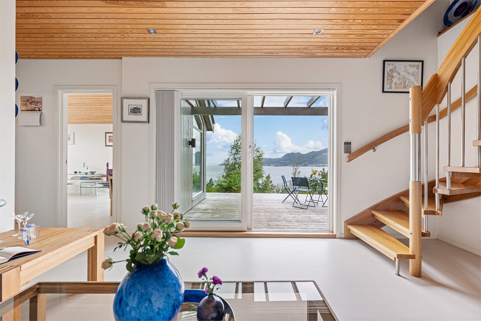  Flott utsikt mot sjøen. På terrassen utenfor tv-stue , kan man sitte lunt, samtidig som tv-stuen føles ut som den forlenges.