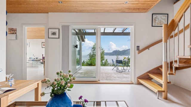 Flott utsikt mot sjøen. På terrassen utenfor tv-stue , kan man sitte lunt, samtidig som tv-stuen føles ut som den forlenges.