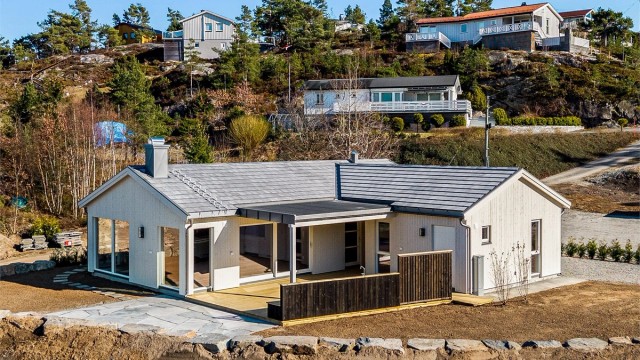 Hytta er tegnet av Jahren Arkitektkontor og bygget av Tømrer Max Gill.