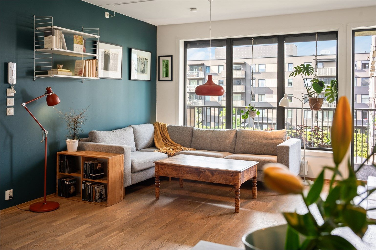 Boligen har store vindusflater som gir gode lysforhold.