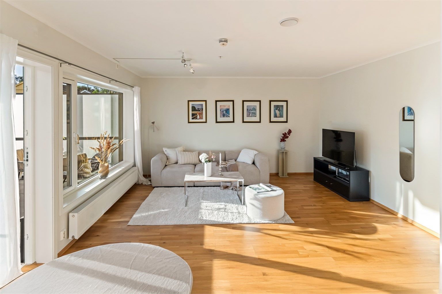 I stuen har man god plass til salong og go'stoler