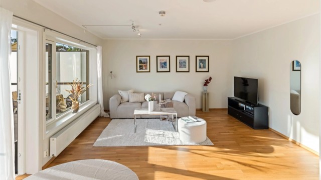 I stuen har man god plass til salong og go'stoler