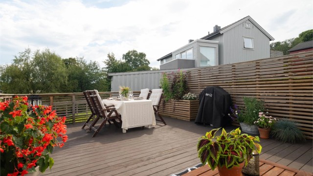 Fra stuen går man rett ut på terrassen på hele 31 kvm, ypperlig for smådyrking og blomsterliv. Gode levegger