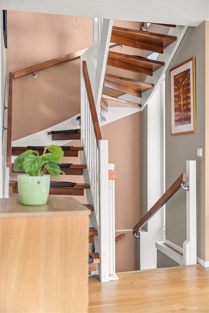 Trapper i trekonstruksjon binder de fire etasjene sammen.