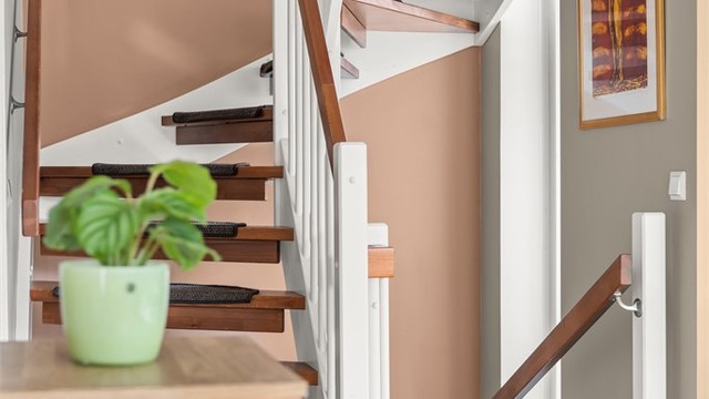 Trapper i trekonstruksjon binder de fire etasjene sammen.