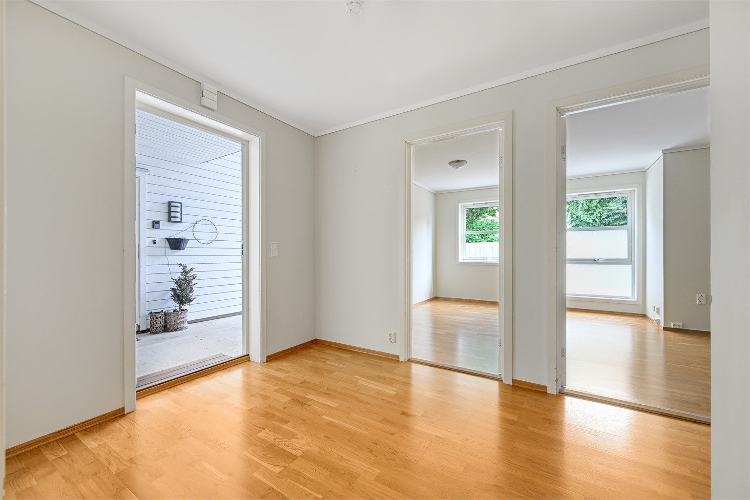 Entré med parkett på gulv som er gjennomgående i de fleste rom.