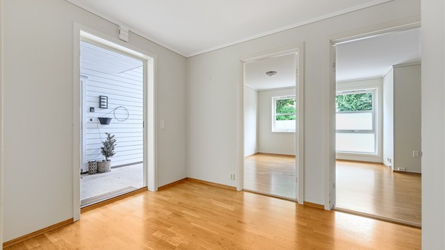 Entré med parkett på gulv som er gjennomgående i de fleste rom.