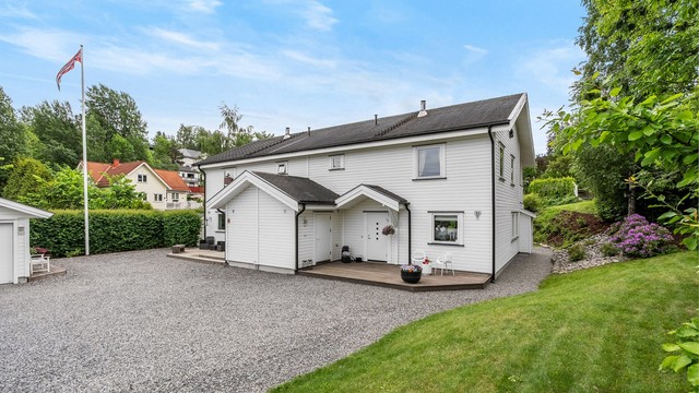 Radka Toneffs vei 16 A er 1/2 av tomannsbolig med romslig tomt og 1/2-del av garasje - god plass til parkering