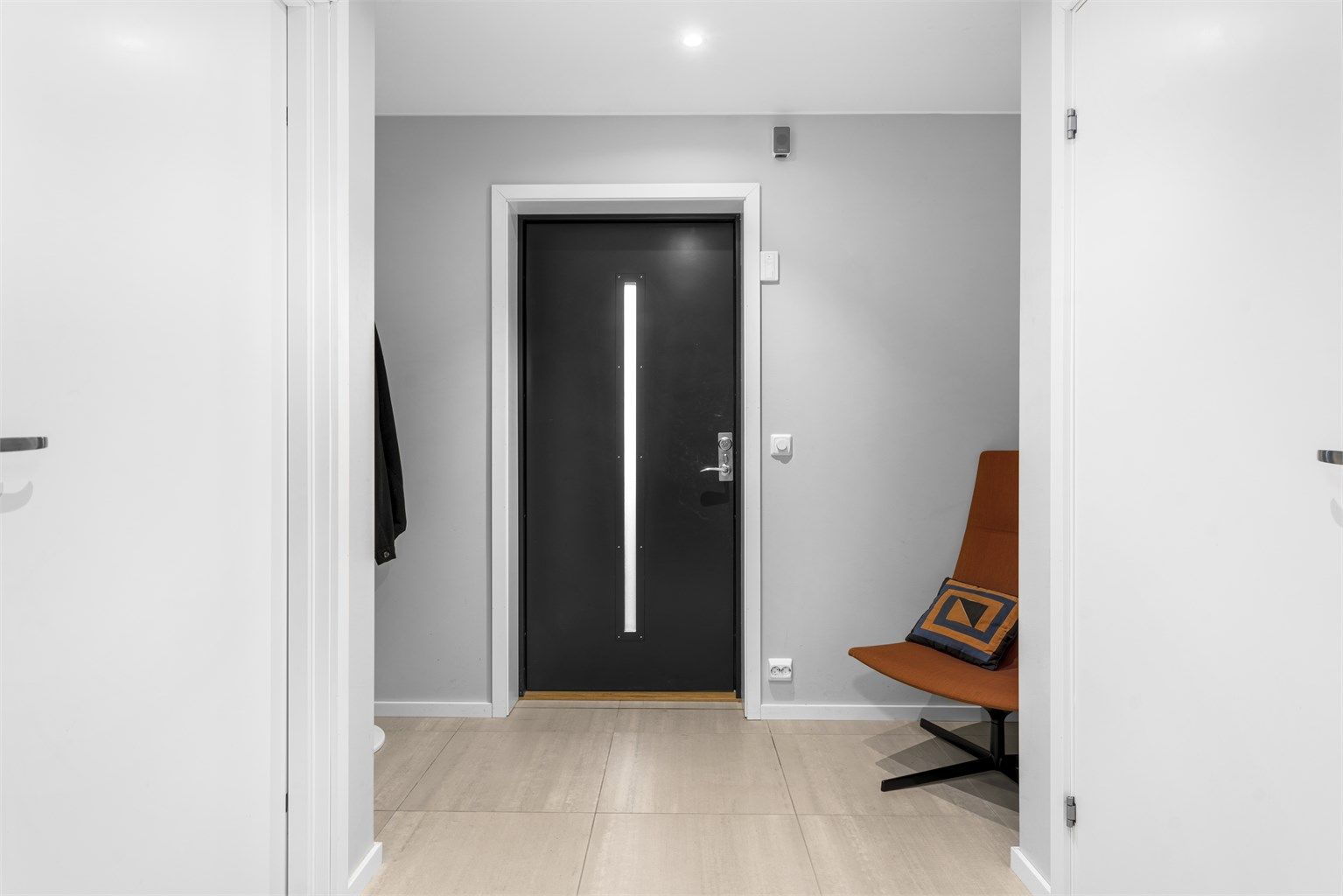 Flislagt entré med varmekabler i gulvet. God plass til å henge fra seg yttertøyet. 