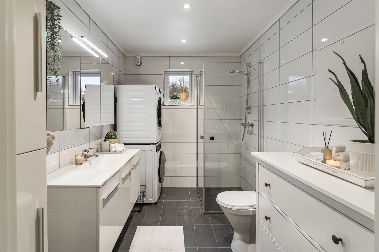 Stort bad med tidløs flisevalg. Badet er renovert i 2017