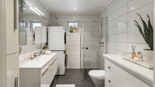 Stort bad med tidløs flisevalg. Badet er renovert i 2017