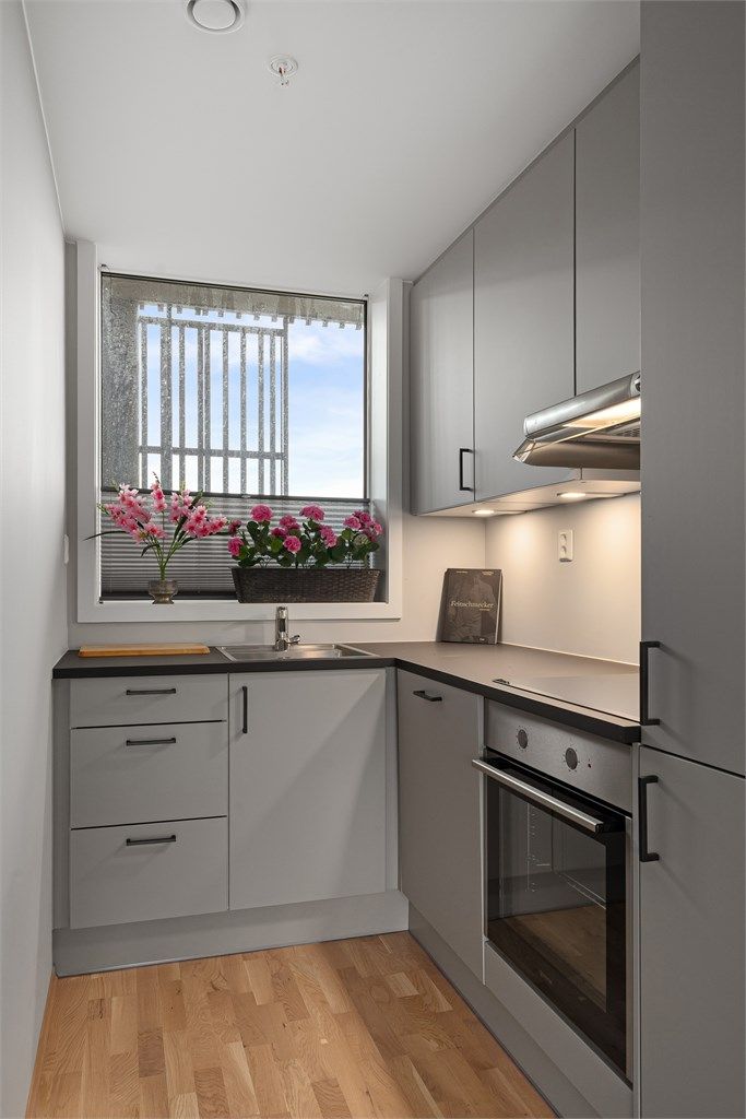 Pent kjøkken med integrerte hvitevarer 