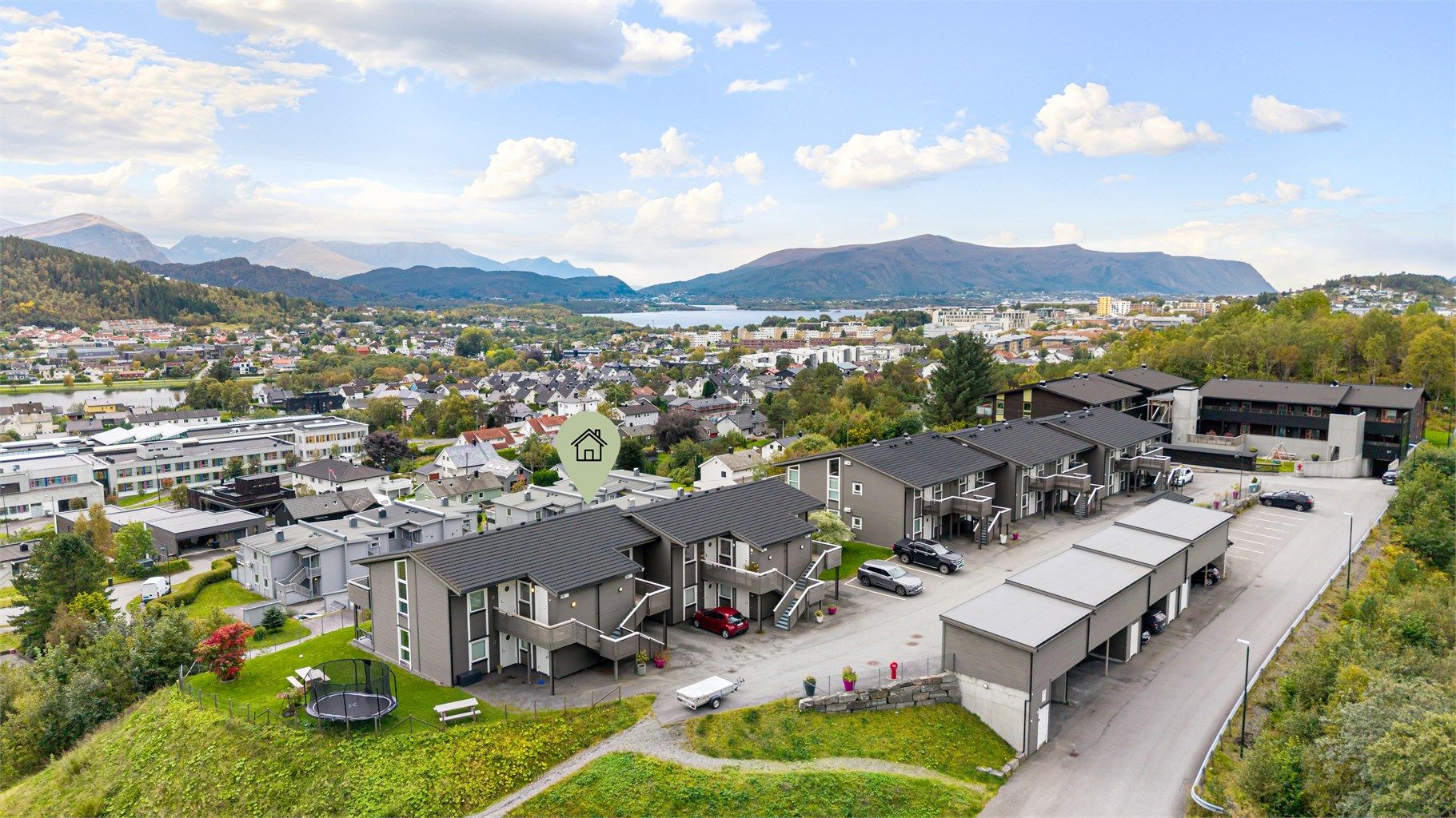 Boligen har en fin plassering i feltet, med gode solforhold og fantastisk utsikt.