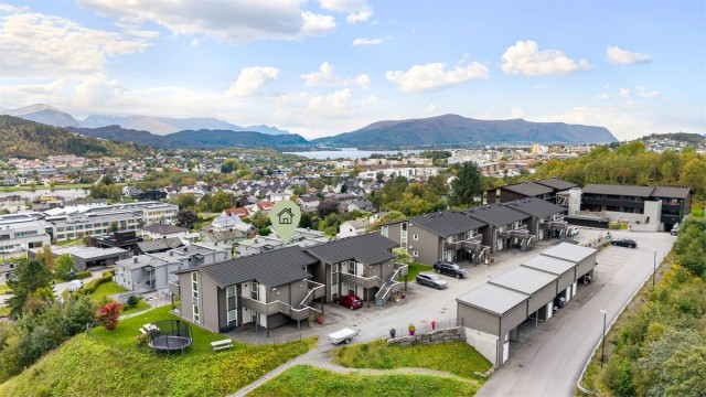 Boligen har en fin plassering i feltet, med gode solforhold og fantastisk utsikt.