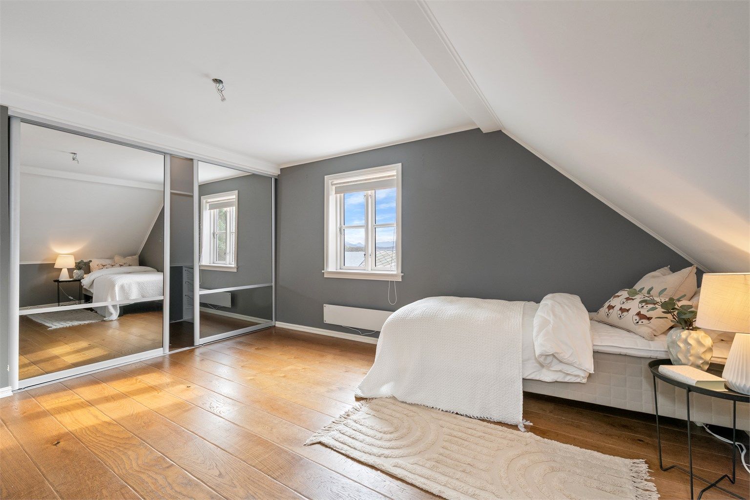 Soverom nr. 2 med speil skyvedørsgarderobe