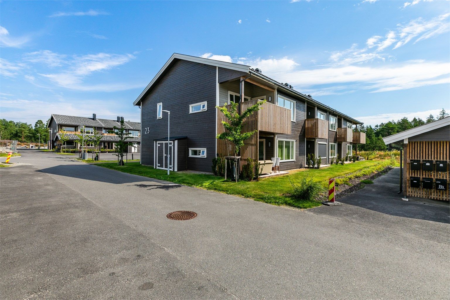 Øverst på Folkestadtoppen med skog og mark like utenfor døren ligger denne leiligheten som ble ferdigstilt så nylig som i 2023.