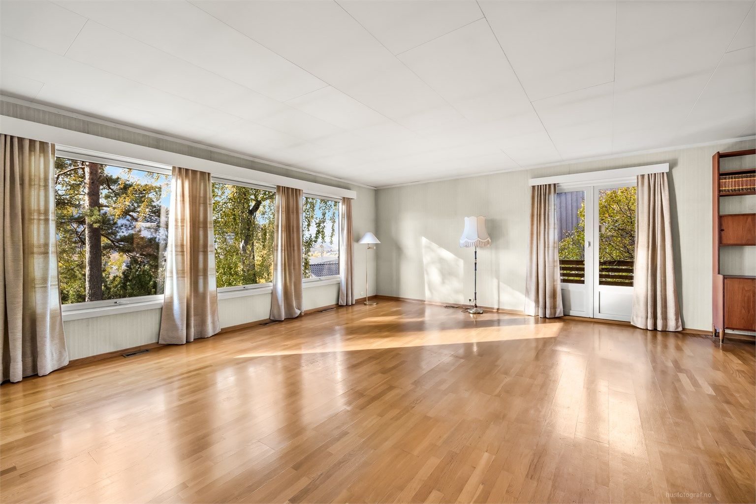 Romslig vinkelstue med god plass til møblement