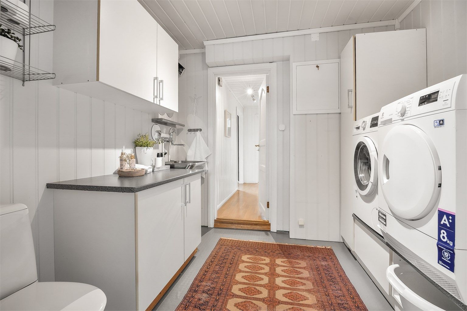 Praktisk vaskerom i første etasje, oppgradert i 2004 med innredning fra KVIK.