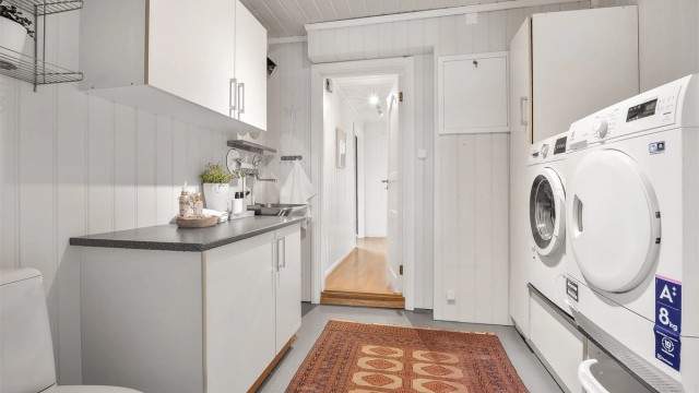 Praktisk vaskerom i første etasje, oppgradert i 2004 med innredning fra KVIK.