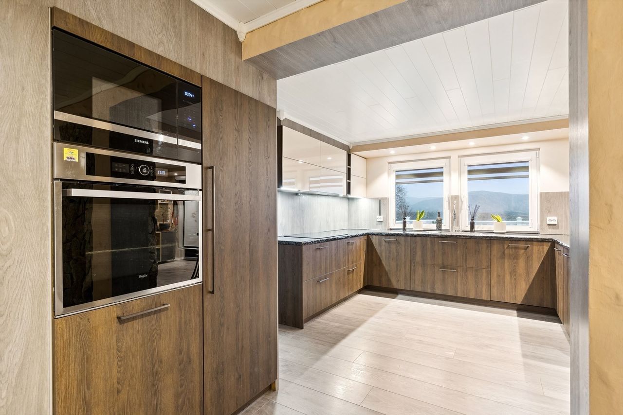 Kjøkkenet er på 14 kvm og har innredning fra Majednus AS. 