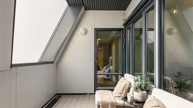 I tilknytning til balkongen er det en praktisk, ekstern bod på 7 m²