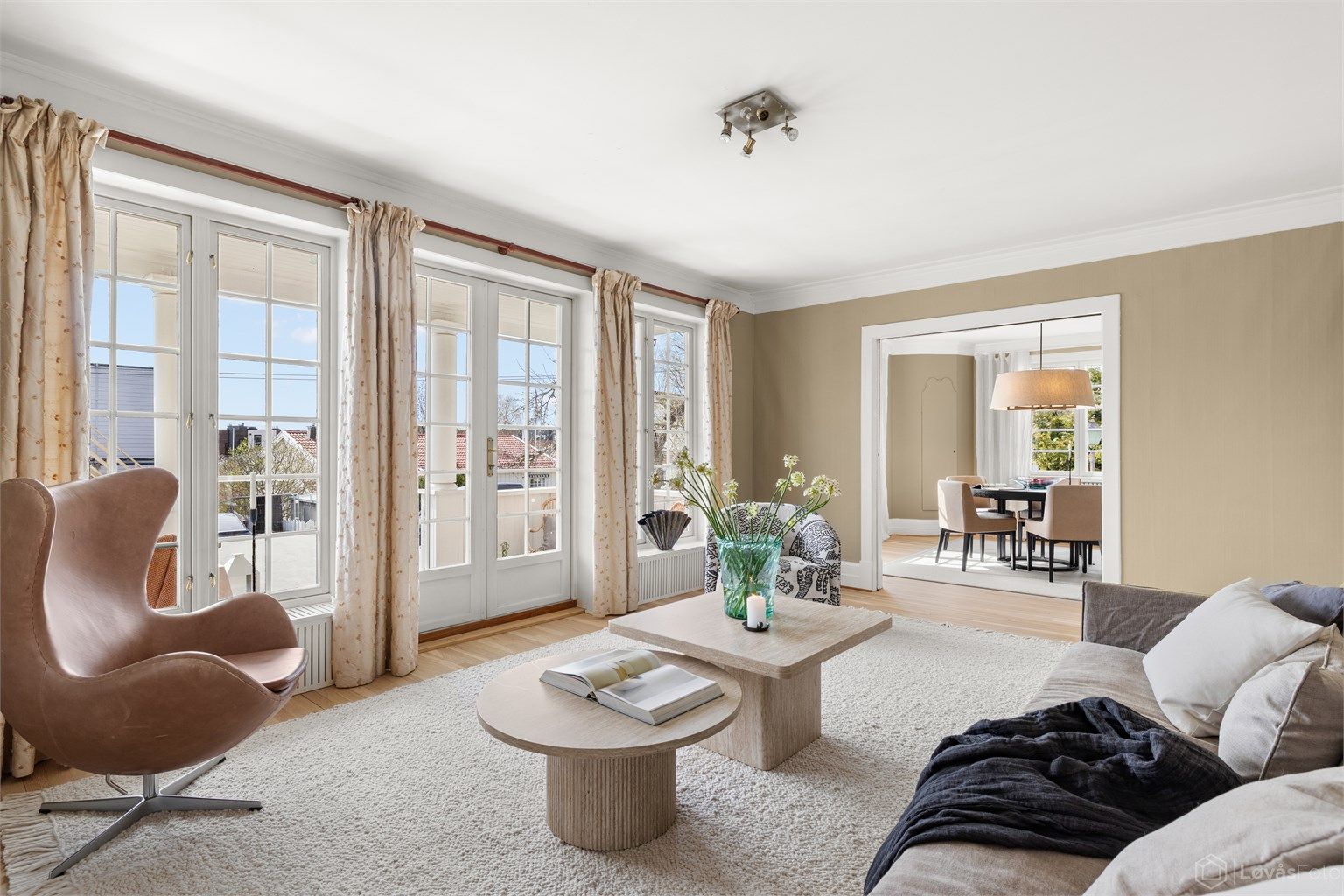  2-fløyet terrassedør tar deg ut til den sydvendte og overbygde terrassen som har trapp videre ned til den store hagen