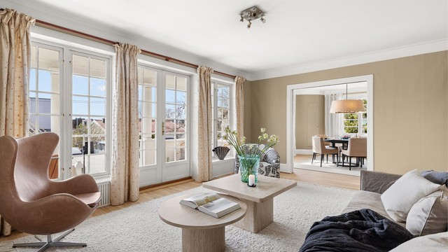 2-fløyet terrassedør tar deg ut til den sydvendte og overbygde terrassen som har trapp videre ned til den store hagen