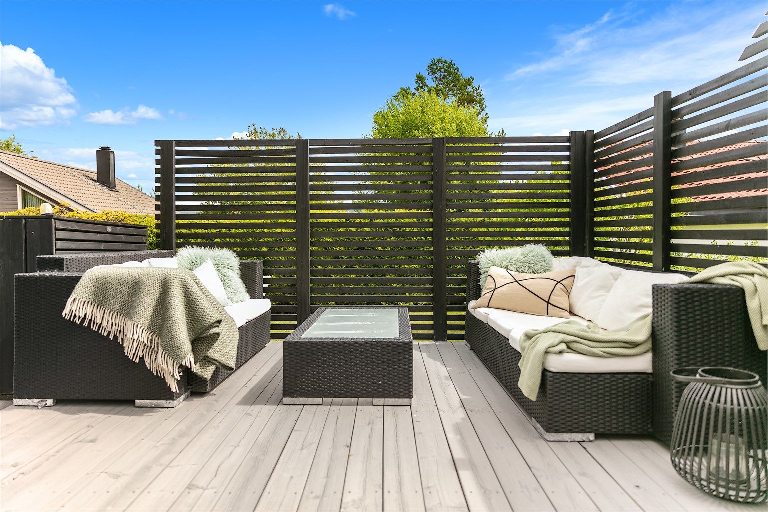 En av de herlige uteplassene som kan nytes på fine sommerdager.
(Sofagruppe og spisegruppe med puter følger boligen ved salg)