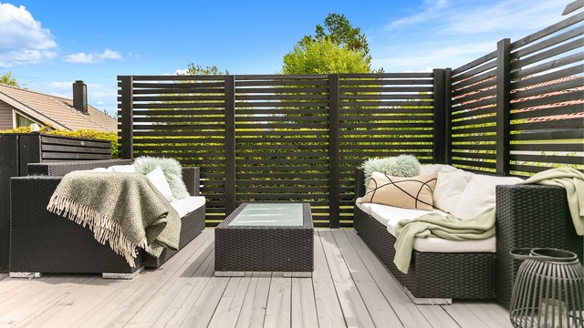 En av de herlige uteplassene som kan nytes på fine sommerdager.
(Sofagruppe og spisegruppe med puter følger boligen ved salg)