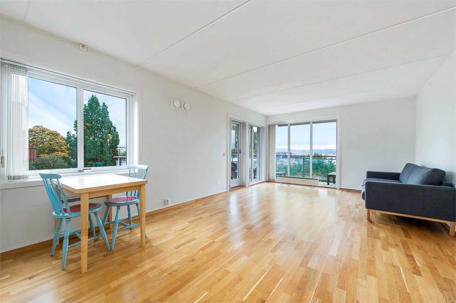 Stor og lys stue med fin og usjenert utsikt.