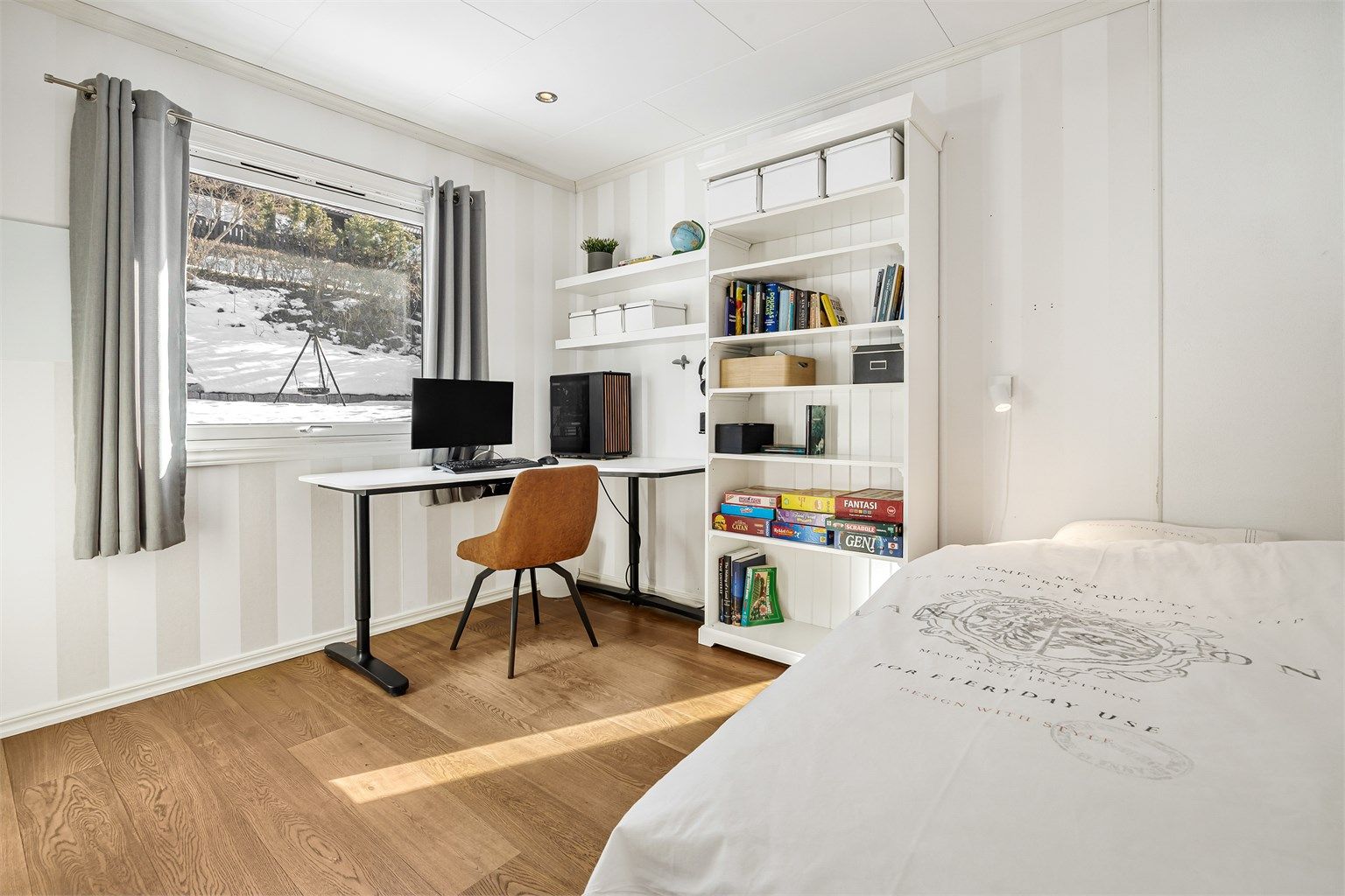 Boligen har totalt fire soverom, to i hver etasje.