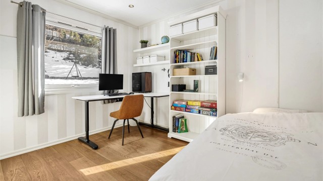 Boligen har totalt fire soverom, to i hver etasje.