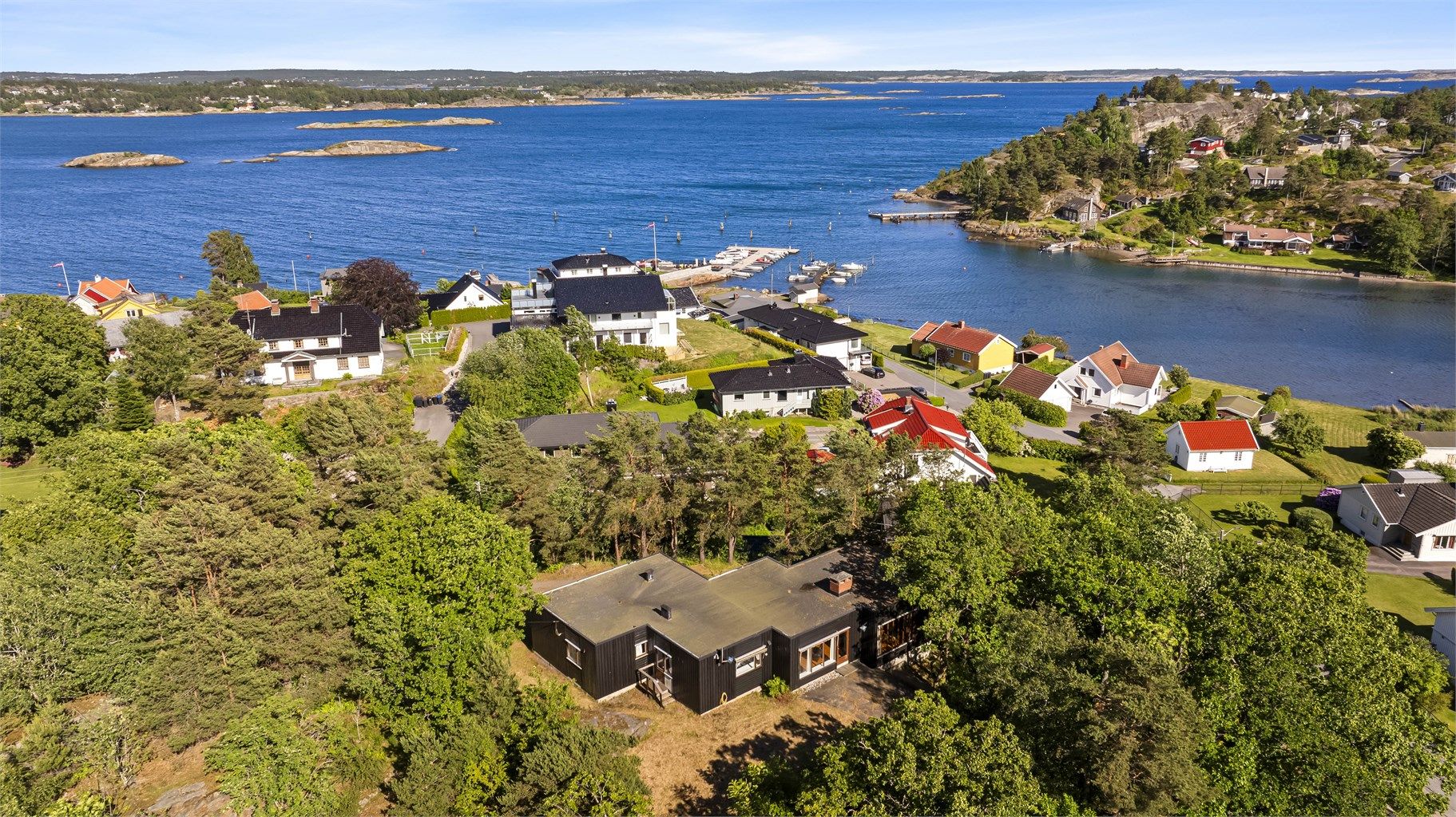 En sjelden mulighet til å sikre seg en høyt og fritt beliggende eiendom med flotte solforhold, sjøutsikt og gode kvaliteter.